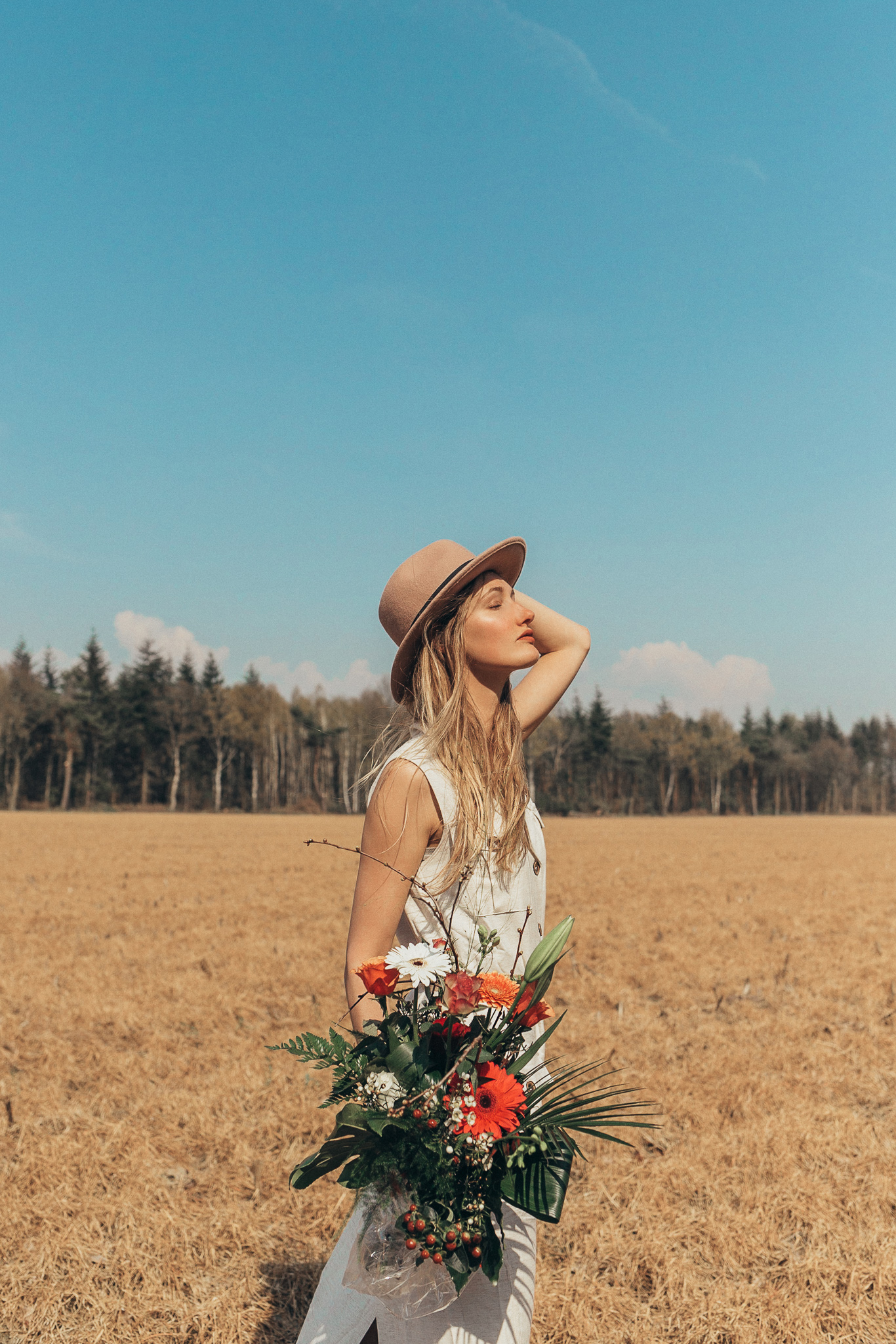Eva's outfit: Chiquelle safari dress (20% discount)